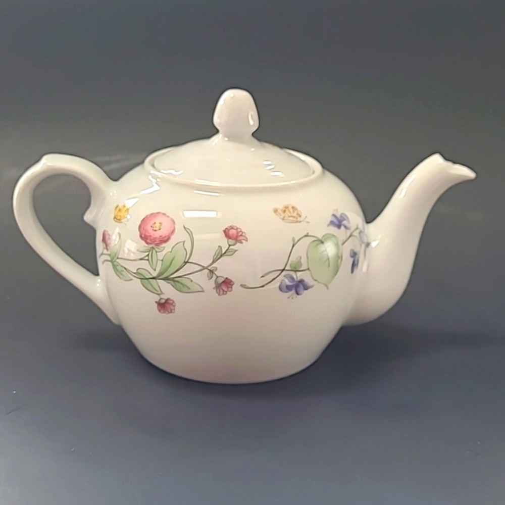 Vintage B.I.A. Cordon Bleu Teapot 🫖